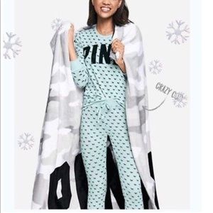 PINK VICTORIA SECRET GREY CAMO SUPER SOFT BLANKET